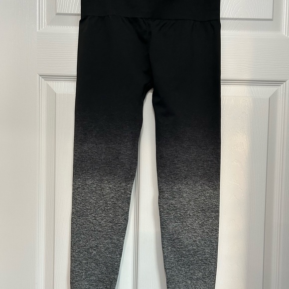 Gymshark ombré leggings. Size large. Like new! - Picture 4 of 9